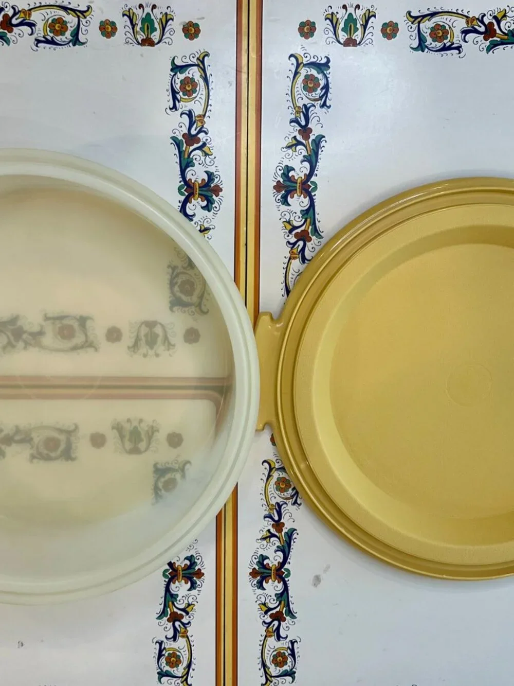 vintage Tupperware round cake and pie carrier in Harvest Gold